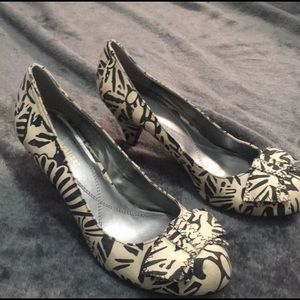 Naturalizer Black/White Kitten Heels